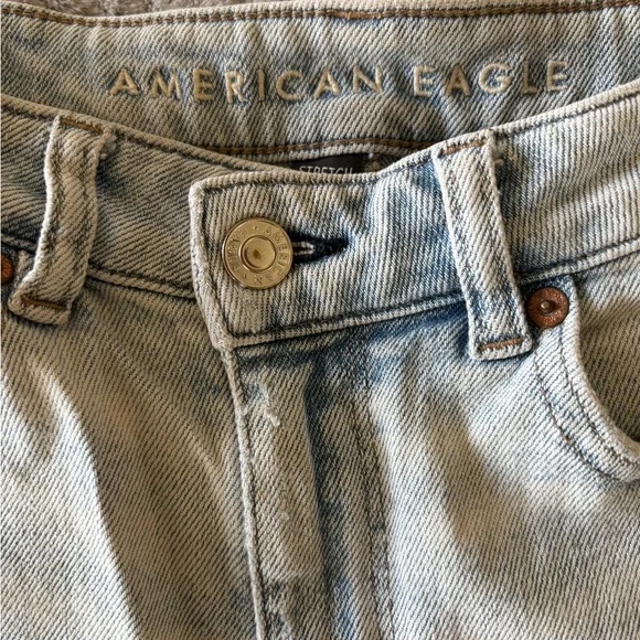 American Eagle Light Wash Cuffed Mom Jean Shorts Size 2 - Picture 7 of 11